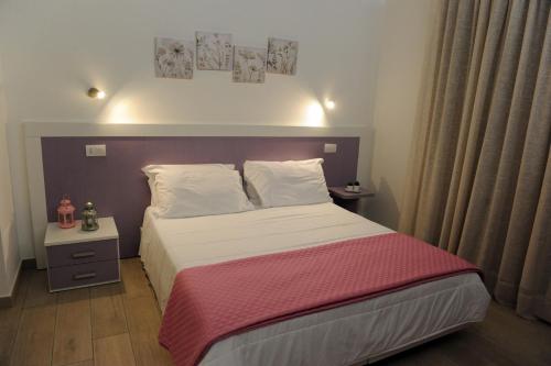 a bedroom with a bed with a pink and white blanket at Il Granaio di Rossetti Elisabetta in Assisi