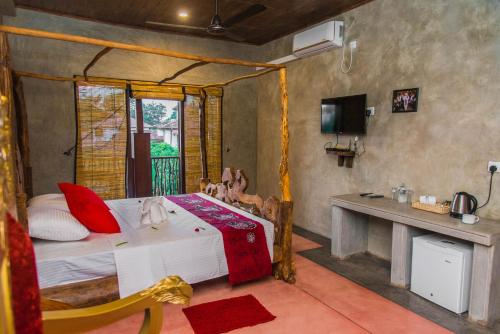 a bedroom with a bed and a desk in a room at Negombo Boutique Villa in Negombo