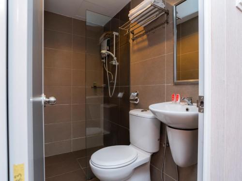 a bathroom with a toilet and a sink at Hotel 101 Ulu Tiram in Ulu Tiram