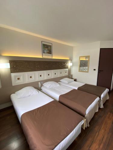 two beds in a hotel room next to each other at Kimotel Epône-Flins in Épône