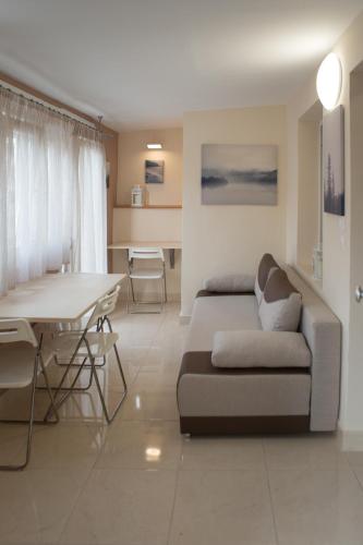 Kosmos Service Apartment Modern Spirit 1
