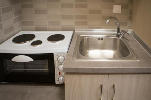 Η κουζίνα ή μικρή κουζίνα στο Kosmos Service Apartment Modern Spirit City Center With Additional Cost Parking