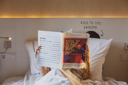 Una cama o camas en una habitación de TOC Hostel Barcelona