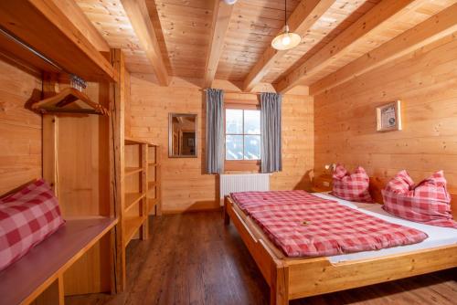 a bedroom with a bed in a wooden cabin at Berghüttn Pruggern in Pruggern