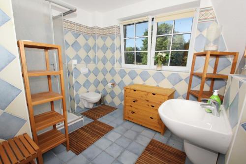 ein Badezimmer mit Waschbecken und Toilette in der Unterkunft Ostseehaus Odin Doppelhaushälfte in Wiek auf Rügen 