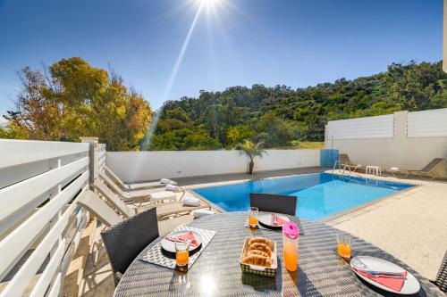 Afbeelding uit fotogalerij van Green Bay Villa #13 in Protaras