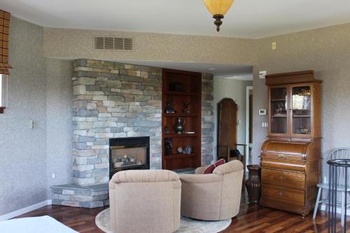 Twin Pine Manor – Photos 5