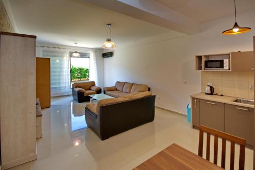 ein Wohnzimmer mit einem Sofa und einem Tisch in der Unterkunft Apartment Dobrota-1 in Tomići