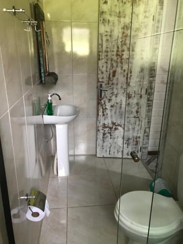 ein Bad mit einem Waschbecken, einem WC und einer Dusche in der Unterkunft Sitio dos Rochedos in Ivoti