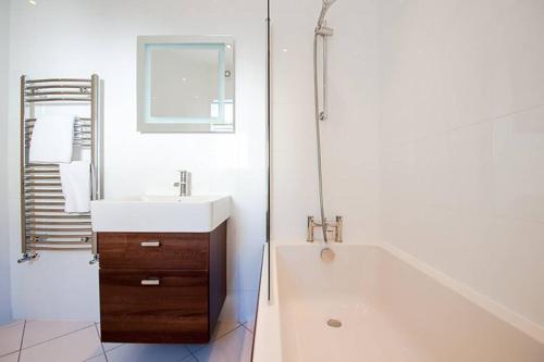 y baño con bañera, lavamanos y ducha. en Carlton Lodge: Stunning two bedroom apartment en Broadstairs