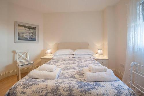 ブロードステアーズにあるCarlton Lodge: Stunning two bedroom apartmentのベッドルーム1室(大型ベッド1台、タオル付)