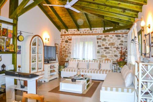 Televisyen dan/atau pusat hiburan di Nikos Stone House 80m from the beach with wifi
