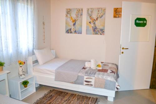 Un pat sau paturi într-o cameră la Nikos Stone House 80m from the beach with wifi