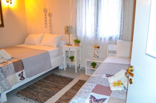 Katil atau katil-katil dalam bilik di Nikos Stone House 80m from the beach with wifi