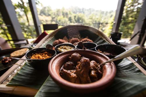 einen Tisch mit einer Schüssel Essen auf einem Tisch in der Unterkunft Forest Shade Eco Resort in Deraniyagala