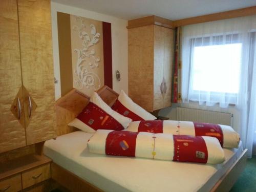 Ein Bett oder Betten in einem Zimmer der Unterkunft Apart Garni Mirabell