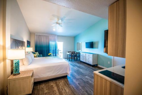 een hotelkamer met een bed en een tafel bij Hilltop Villas at Bluebeard's Castle by Capital Vacations in Charlotte Amalie