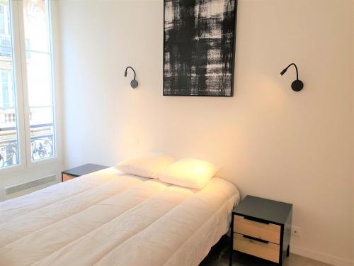 une chambre avec un lit et deux lampes au mur dans l'établissement HYPER-CENTRE MODERNE APPART 206, à Nice
