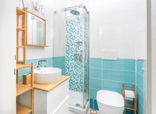 une salle de bain avec un lavabo et une douche dans l'établissement Casa di Annika - Vista Laguna e Parcheggio privato, à Grado