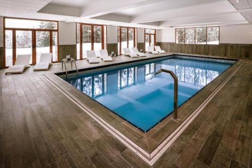 a large swimming pool in a large room at Le Pic Blanc in L'Alpe-d'Huez