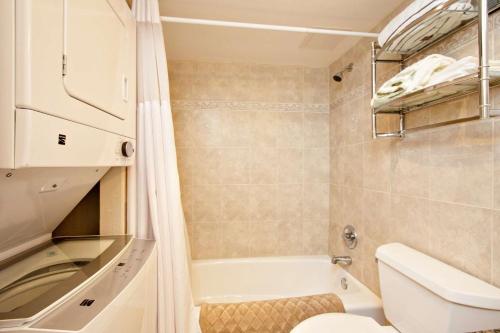 デイトナ・ビーチ・ショアーズにあるPirates Cove Condo Unit #706の浴槽、トイレ、洗面台を備えたバスルーム