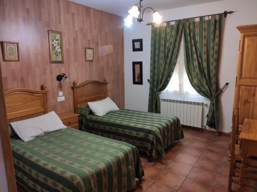 因凡特斯新鎮的住宿－Casa Rural IRIS，酒店客房设有两张床和窗户。
