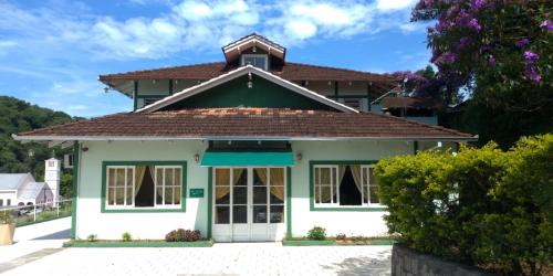 a house with a brown roof at Hotel Alpinus in Joinville