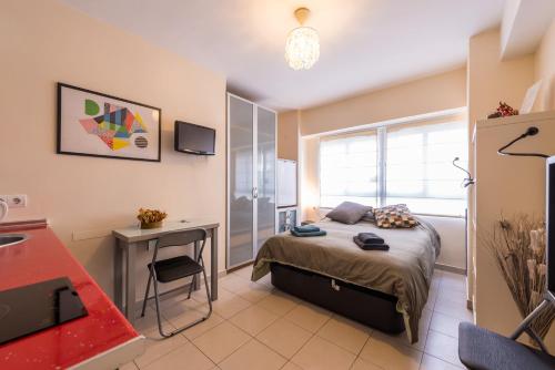 マラガにあるLa Casita Malaguetaの小さなベッドルーム(ベッド1台、デスク付)