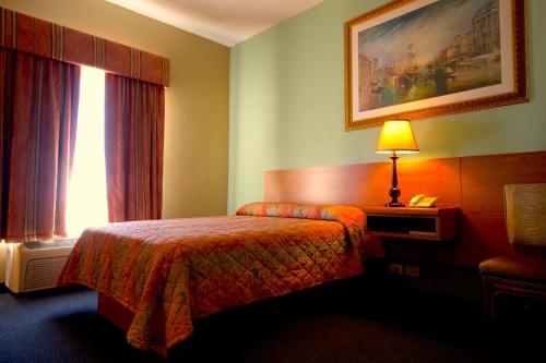 Ένα ή περισσότερα κρεβάτια σε δωμάτιο στο Hotel Consulado Inn