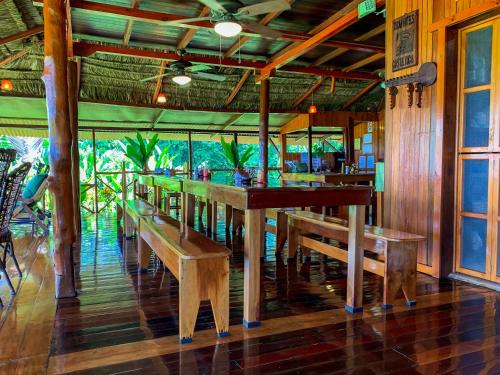 Restaurant ou autre lieu de restauration dans l'établissement Las Caletas Lodge