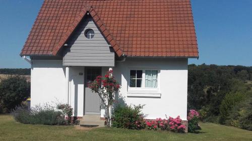ein weißes Haus mit einem roten Dach in der Unterkunft Cocon sur mer in Varengeville-sur-Mer