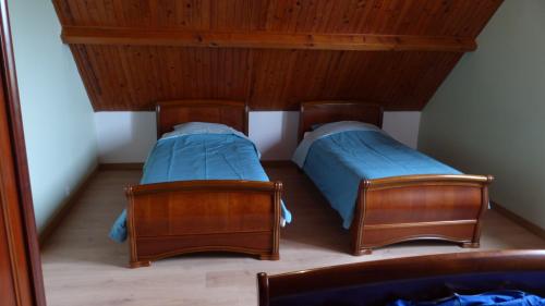 Een bed of bedden in een kamer bij Maison de vacances pour 6 personnes avec piscine