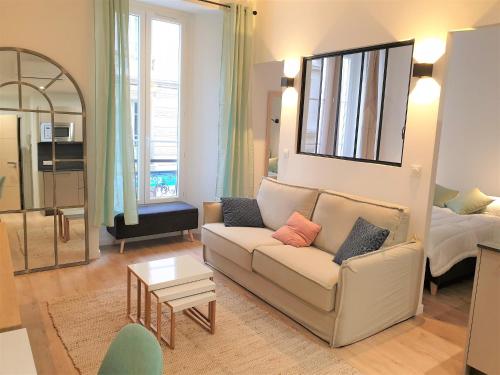 un salon avec un canapé et une table dans l'établissement HYPERCENTRE/LAMARTINE APPARTEMENT 106, à Nice