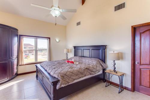a bedroom with a bed and a window at Seiri del Mar in Hopkins