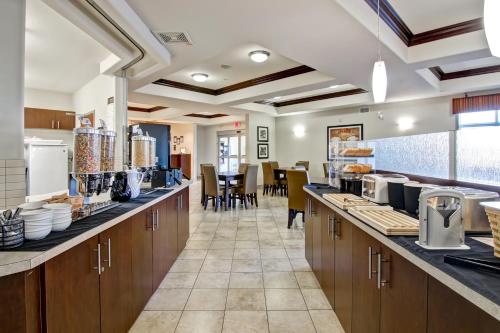 Dapur atau dapur kecil di Canalta Hotel Moosomin