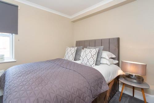 - une chambre avec un lit et deux lampes sur une table dans l'établissement Knavesmire Mews 3 bedrooms-Free parking, à York