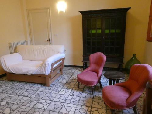 a living room with a couch and two chairs at Casa storica e confortevole in Empoli
