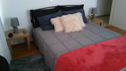 1 cama con almohada blanca y 2 mesas en Central Location, en Nauplia