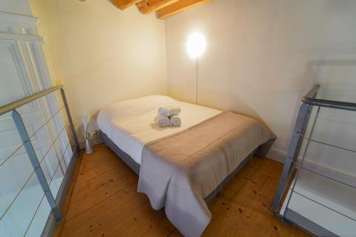 ein kleines Schlafzimmer mit einem Bett mit zwei Handtüchern darauf in der Unterkunft DIFY Petit Prince - Place Bellecour in Lyon