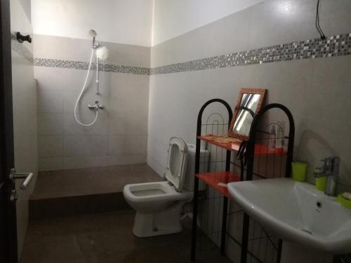 łazienka z toaletą i umywalką w obiekcie JKB Villa w mieście Pamplemousses Village