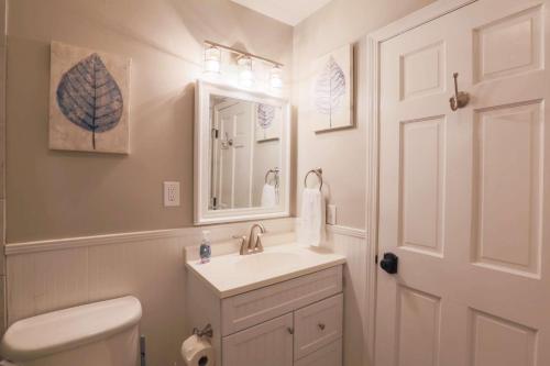 ein Badezimmer mit einem Waschbecken, einem WC und einem Spiegel in der Unterkunft Relax, Renew, Retreat in Kiawah Island
