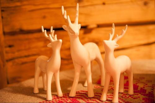 a group of plastic toy animals on a table at Appartement Omeshorn anno 1593 in Lech am Arlberg