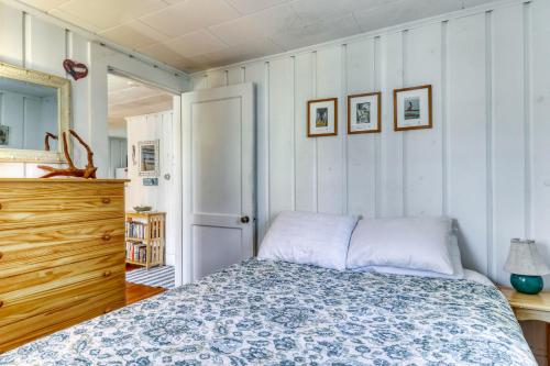 una camera con un letto con copriletto blu e bianco di Sea la Vie a Harwich