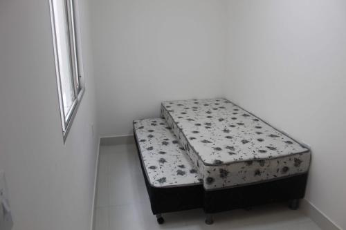 A bed or beds in a room at Ap novo a 90m da praia