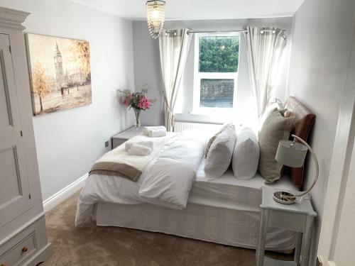 - une chambre avec un lit blanc et une fenêtre dans l'établissement Spacious 2 Bed Apartment With Off Street Parking, à Bath