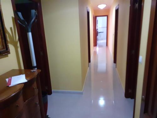un pasillo con un largo pasillo con un pasillo en Apartamento Playa da Langosteira, en Finisterre