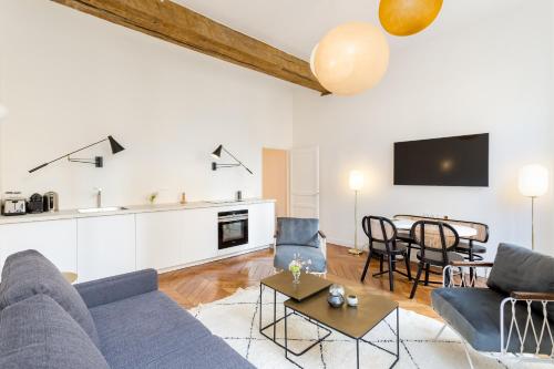 ein Wohnzimmer mit einem Sofa und einem Tisch in der Unterkunft Bourse Montorgueil in Paris