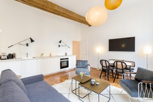 un salon avec un canapé et une table dans l'établissement Habitat Parisien - 1BR-1BA - Bourse Montorgueil, à Paris