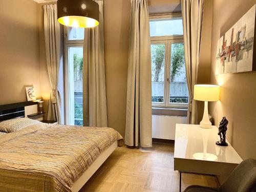 um quarto com uma cama e uma janela em EXCLUSIVE apartment + BEST located em Praga
