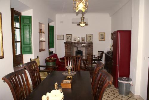 una sala da pranzo con tavolo, sedie e camino di La Cañota King Rooms Adults Only a Talara